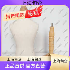 上海女模特與寵物衣架 時尚、溫情與創意的交織
